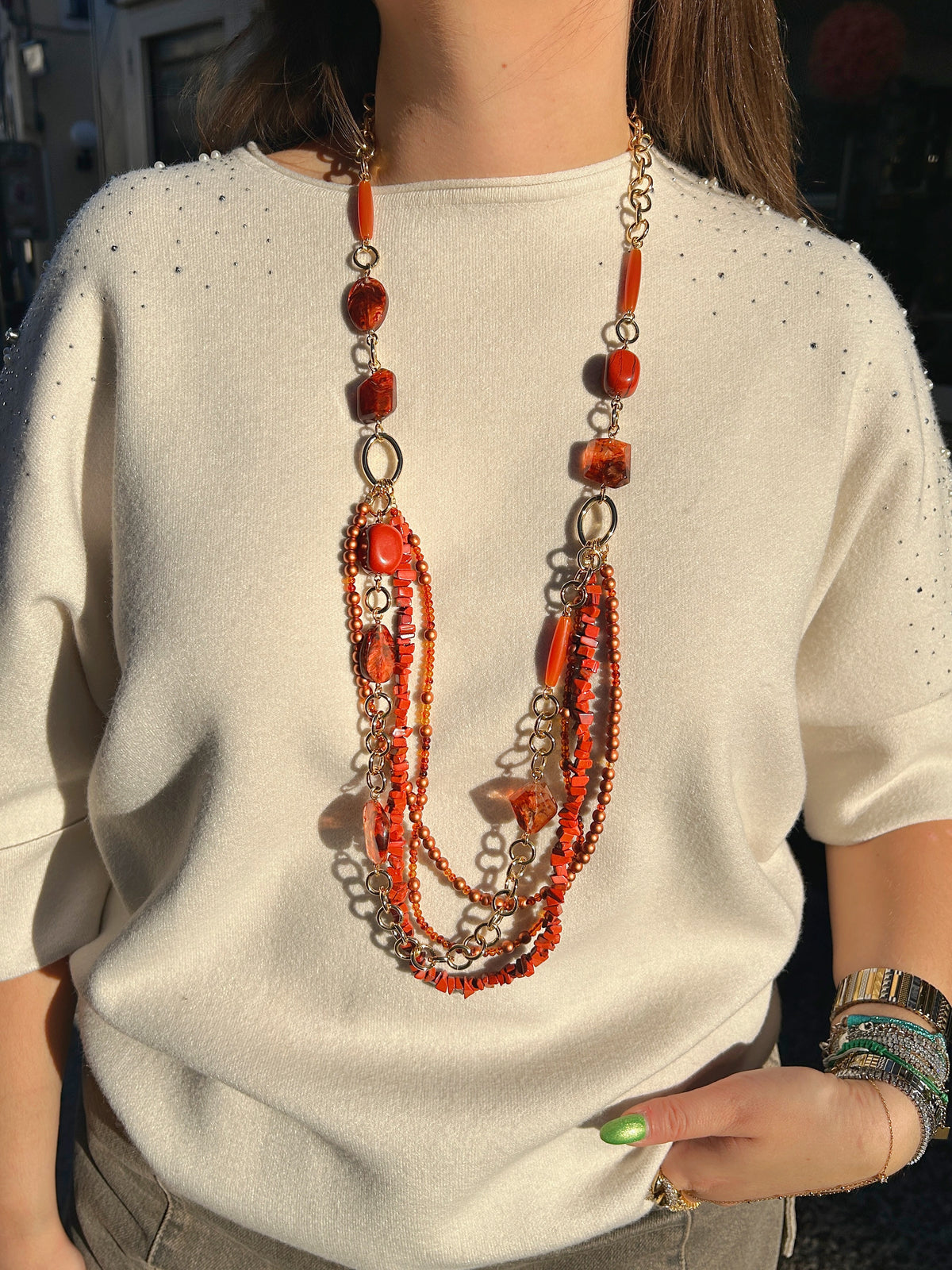 Collier Jaspe Rouge Francine Bramli long multirangs rouge et doré porté
