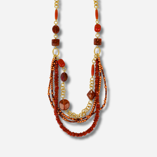Collier Jaspe Rouge Francine Bramli long multirangs rouge et doré porté
