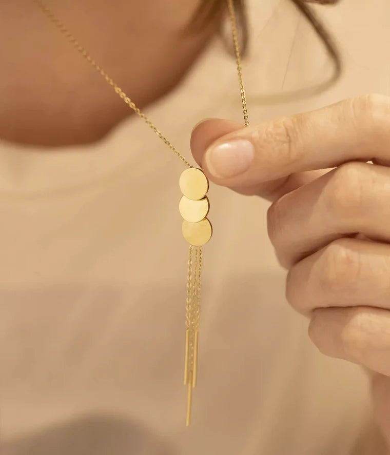 Collier Jazz Zag porté bijou doré fin et lumineux