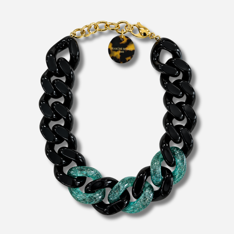 Collier Kourtney Vert Noir Francine Bramli Paris à gros maillons noirs brillants et verts translucides pailletés, avec fermoir doré.

