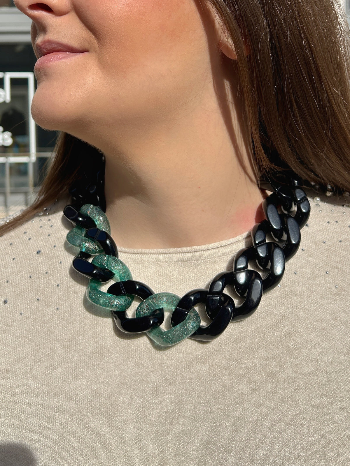 Collier Kourtney Vert Noir Francine Bramli Paris à gros maillons noirs brillants et verts translucides pailletés, avec fermoir doré.

