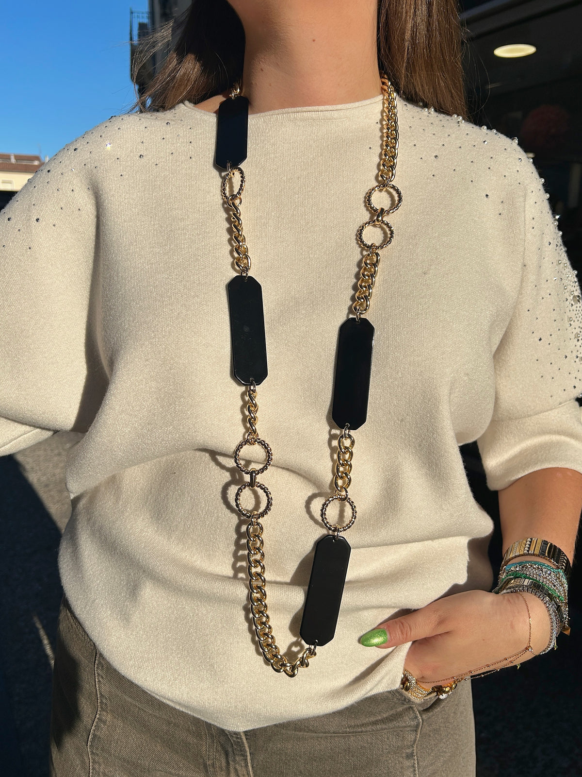Collier long noir et gold Francine Bramli Paris avec maillons dorés porté
