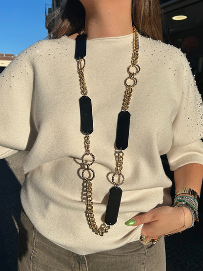 Collier long noir et gold Francine Bramli Paris avec maillons dorés porté
