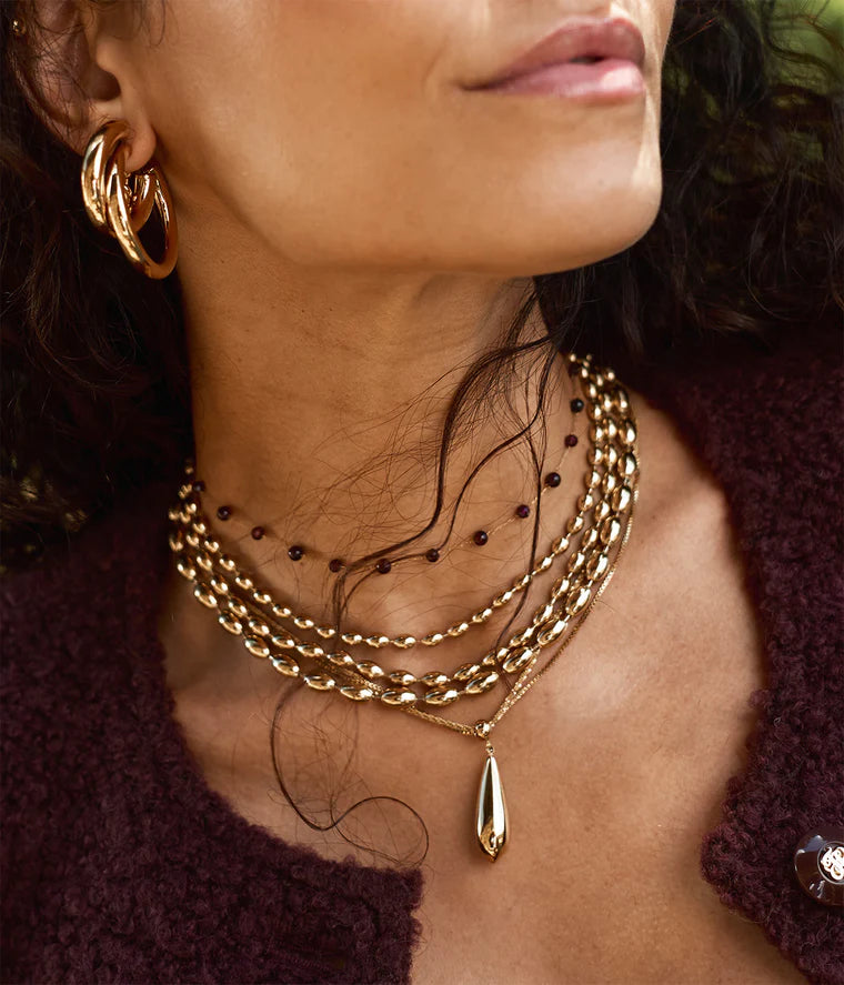 Collier Loryn Zag porté bijou doré fin et élégant