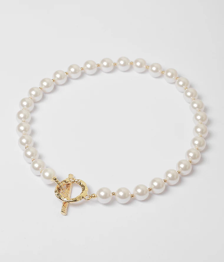 Collier Louka Zag perles blanches fermoir toggle doré