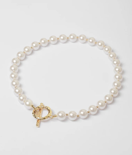 Collier Louka Zag perles blanches fermoir toggle doré