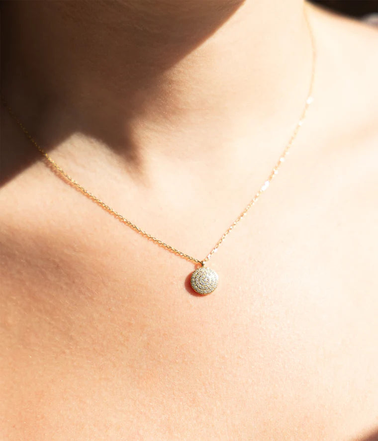 Collier Luffy Zag porté bijou doré fin et lumineux