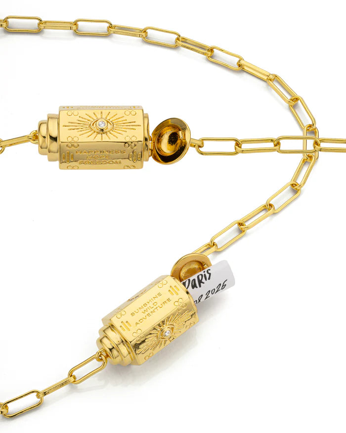 Détail du pendentif rotatif gravé Martinique Mya Bay
