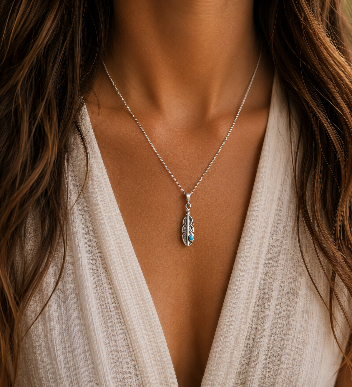 Collier Harpo N329 en argent 925 avec chaîne et pendentif plume orné d’une turquoise véritable inspiré des traditions amérindiennes.