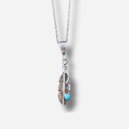 Collier Harpo N329 en argent 925 avec chaîne et pendentif plume orné d’une turquoise véritable inspiré des traditions amérindiennes.