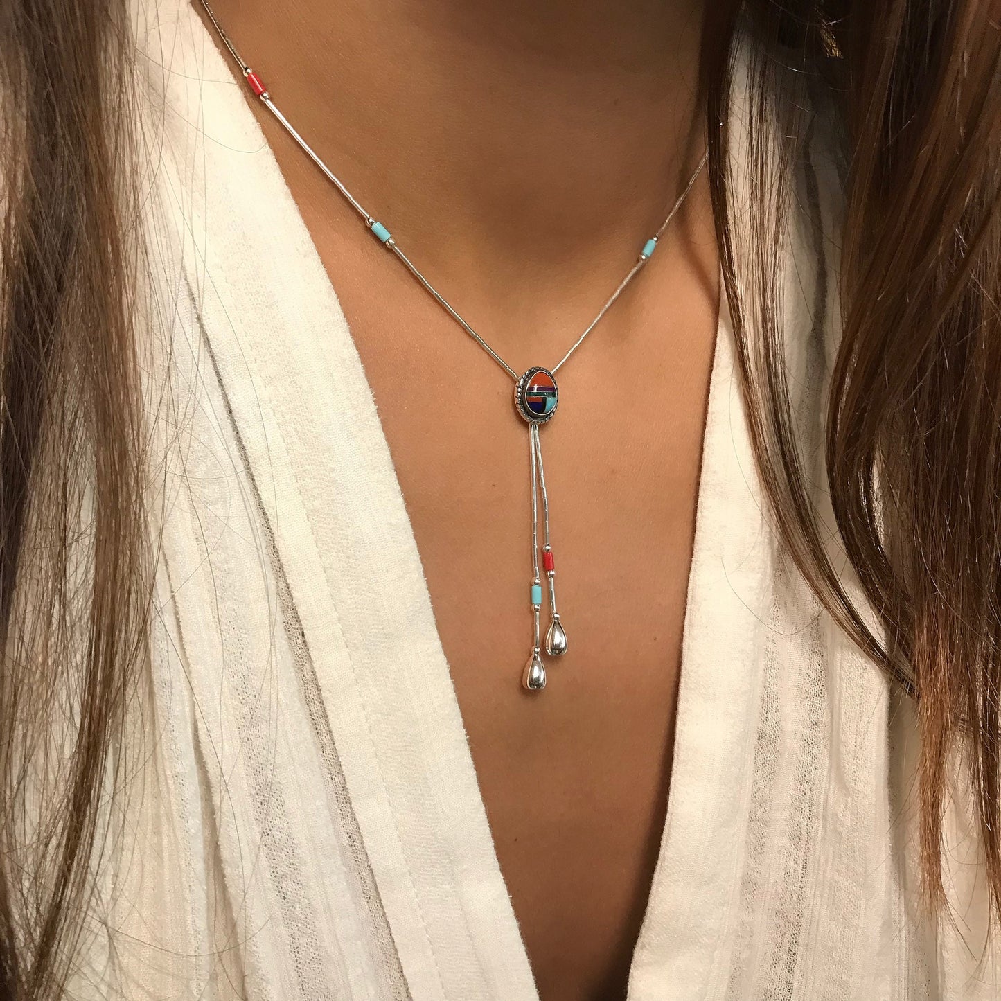 Collier Harpo N343 en Liquid Silver avec pendentif ovale multipierres colorées et pampilles argentées inspiré de l’art amérindien.