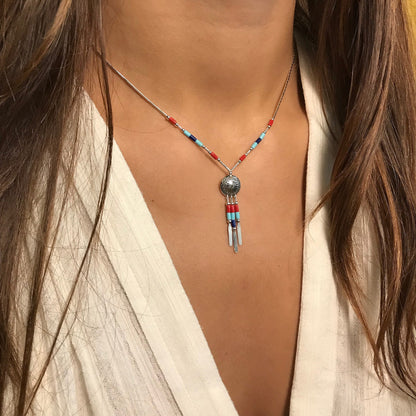 Collier N902 PM Harpo en argent massif avec pendentif Concha gravé, pampilles argentées et perles multicolores fabriqué à la main aux États-Unis.