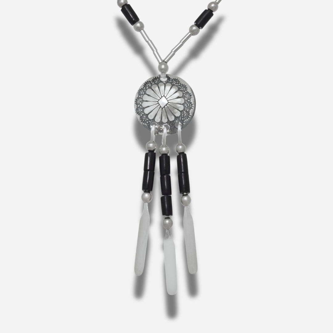 Collier N902 PM Harpo en argent massif avec pendentif Concha gravé, pampilles argentées et perles d’onyx noir fabriqué à la main aux États-Unis.