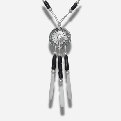 Collier N902 PM Harpo en argent massif avec pendentif Concha gravé, pampilles argentées et perles d’onyx noir fabriqué à la main aux États-Unis.