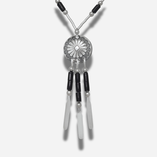 Collier N902 PM Harpo en argent massif avec pendentif Concha gravé, pampilles argentées et perles d’onyx noir fabriqué à la main aux États-Unis.