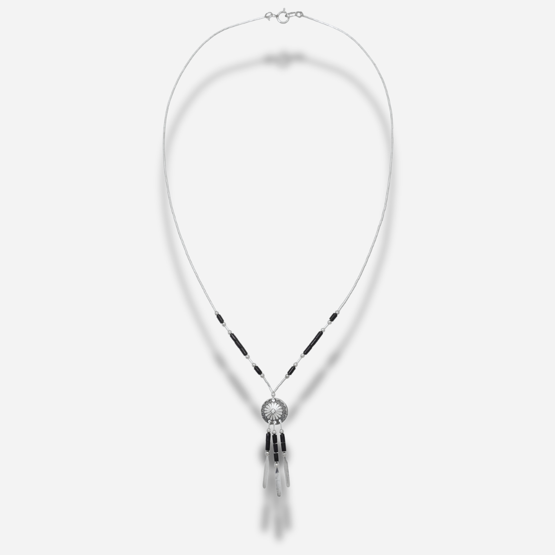 Collier N902 PM Harpo en argent massif avec pendentif Concha gravé, pampilles argentées et perles d’onyx noir fabriqué à la main aux États-Unis.