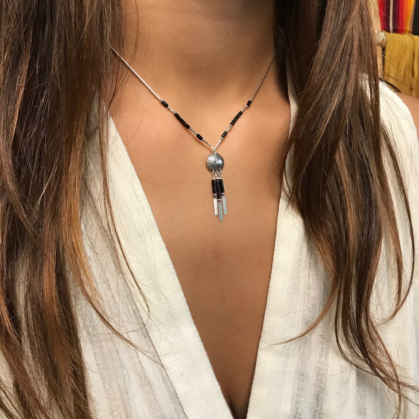 Collier N902 PM Harpo en argent massif avec pendentif Concha gravé, pampilles argentées et perles d’onyx noir fabriqué à la main aux États-Unis.