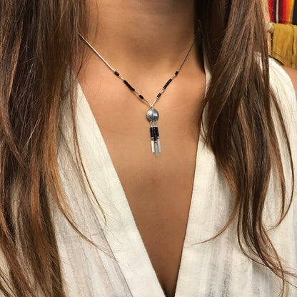 Collier N902 PM Harpo en argent massif avec pendentif Concha gravé, pampilles argentées et perles d’onyx noir fabriqué à la main aux États-Unis.