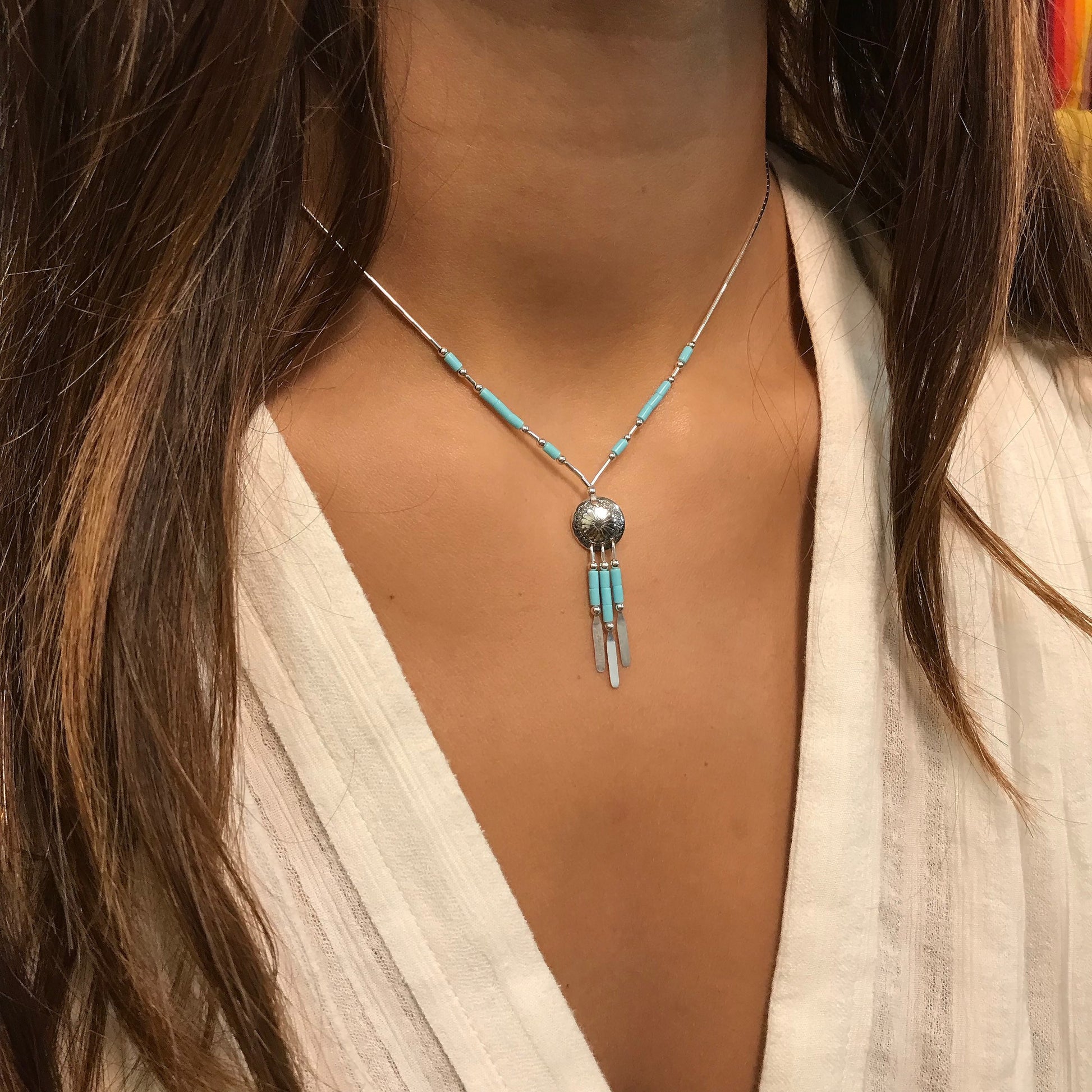Collier N902 PM Harpo en argent massif avec pendentif Concha gravé, pampilles argentées et perles turquoise fabriqué à la main aux États-Unis.