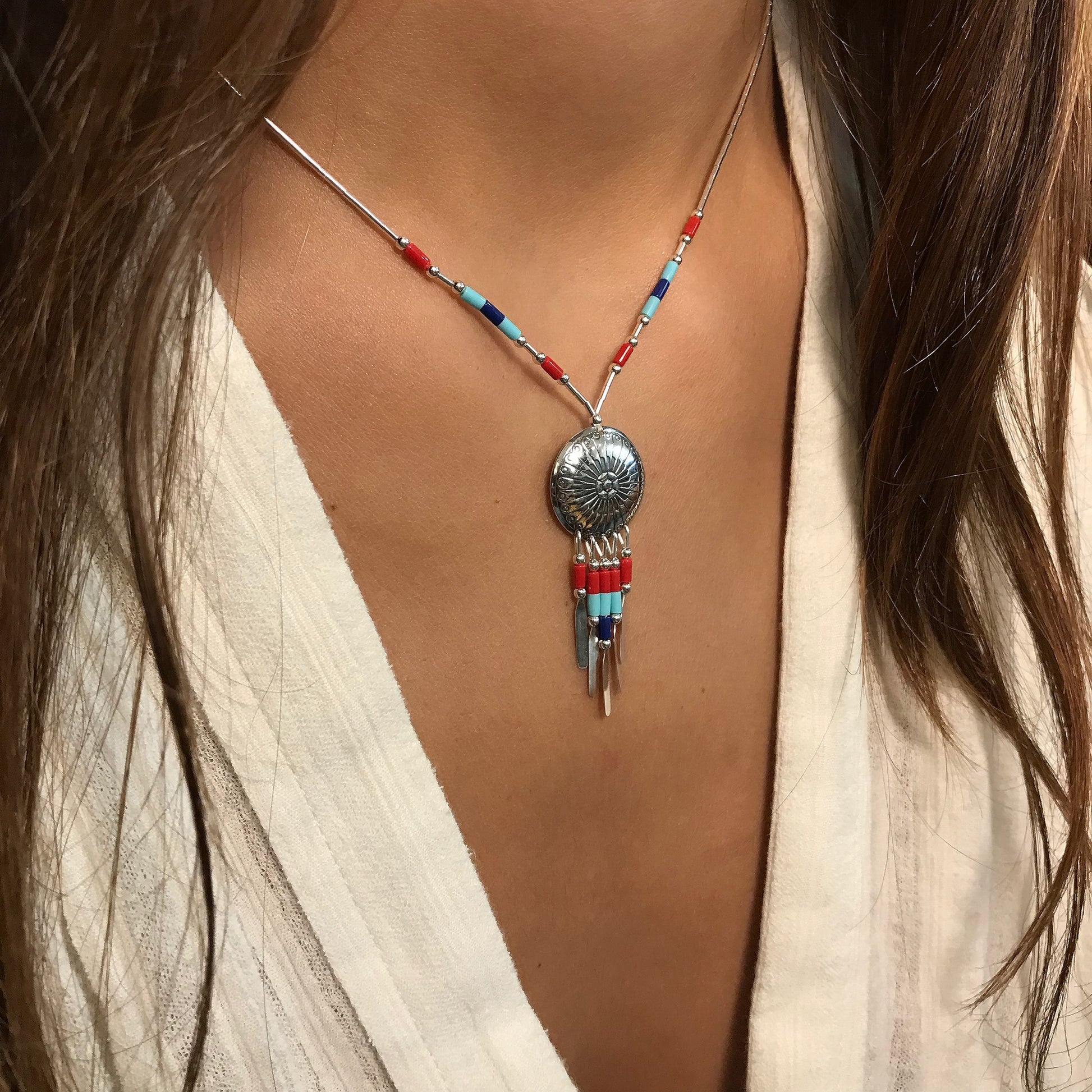 Collier N914 GM Harpo en argent massif avec pendentif Concha gravé, pampilles argentées et perles multicolores fabriqué à la main aux États-Unis.