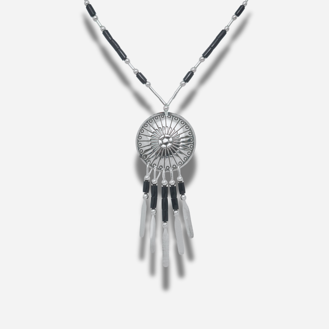 Collier N914 GM Harpo en argent massif avec pendentif Concha gravé, pampilles argentées et perles d’onyx noir fabriqué à la main aux États-Unis.