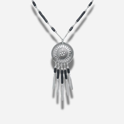 Collier N914 GM Harpo en argent massif avec pendentif Concha gravé, pampilles argentées et perles d’onyx noir fabriqué à la main aux États-Unis.