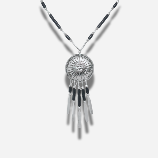 Collier N914 GM Harpo en argent massif avec pendentif Concha gravé, pampilles argentées et perles d’onyx noir fabriqué à la main aux États-Unis.