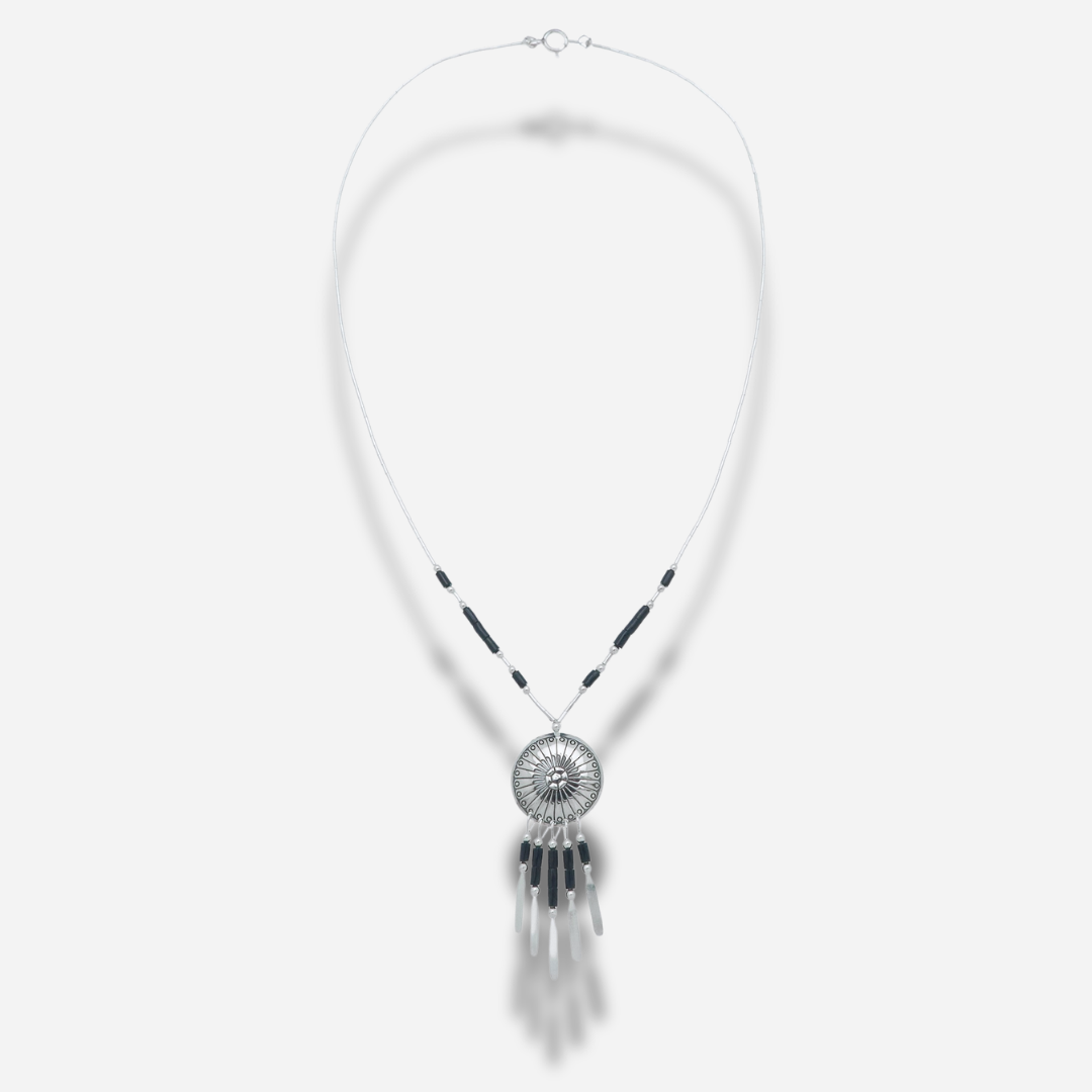 Collier N914 GM Harpo en argent massif avec pendentif Concha gravé, pampilles argentées et perles d’onyx noir fabriqué à la main aux États-Unis.