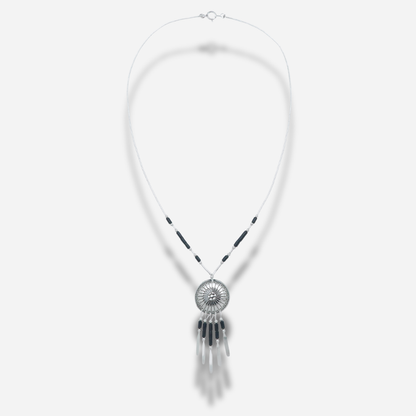 Collier N914 GM Harpo en argent massif avec pendentif Concha gravé, pampilles argentées et perles d’onyx noir fabriqué à la main aux États-Unis.