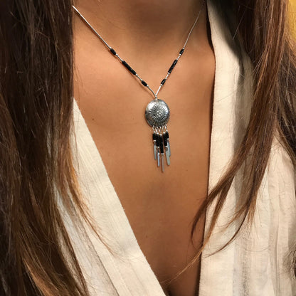 Collier N914 GM Harpo en argent massif avec pendentif Concha gravé, pampilles argentées et perles d’onyx noir fabriqué à la main aux États-Unis.