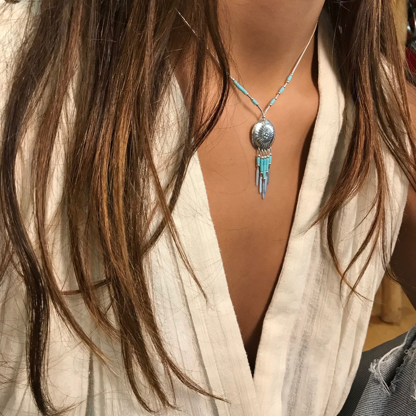 Collier N914 GM Harpo en argent massif avec pendentif Concha gravé, pampilles argentées et perles turquoise fabriqué à la main aux États-Unis.
