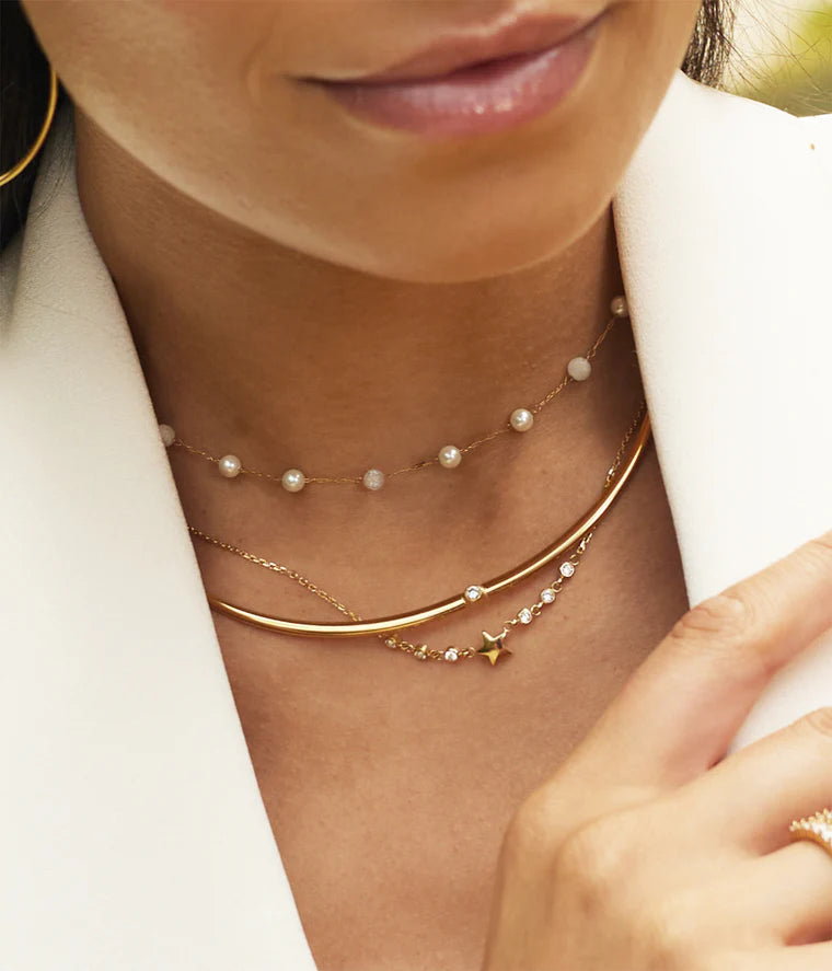 Collier Nefertari Zag porté bijou doré fin et lumineux