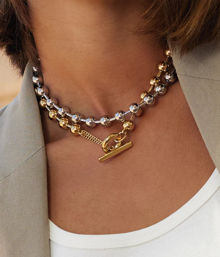 Collier Numa Zag porté bijou doré perles modernes