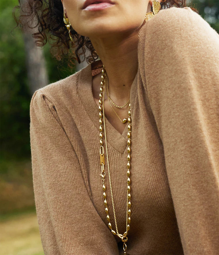 Collier Nyra Zag porté accumulation colliers dorés Zag