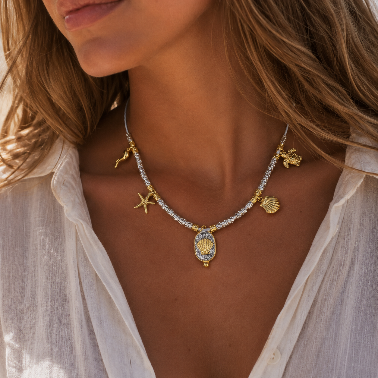 Collier Palombaggia Coquillage Argent Amadrina en acier doré 18K avec cristaux argentés, coquillage central et pampilles marines