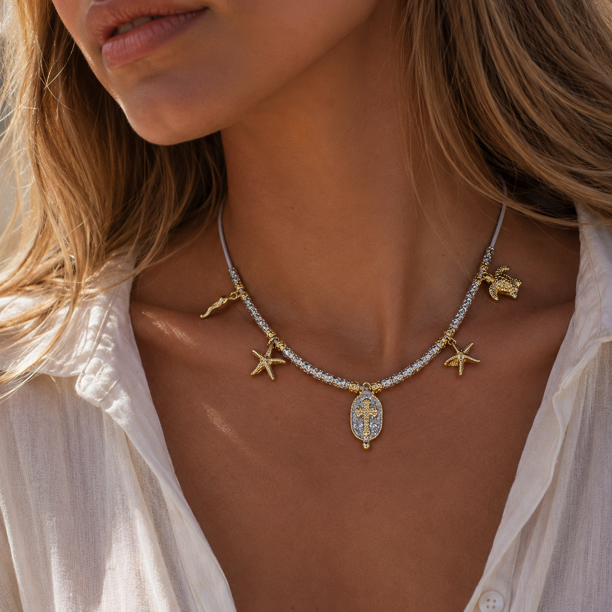 Collier Palombaggia Croix Argent Amadrina en acier doré 18K avec cristaux argentés, croix centrale et pampilles marines