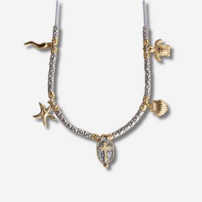 Collier Palombaggia Croix Argent Amadrina en acier doré 18K avec cristaux argentés, croix centrale et pampilles marines