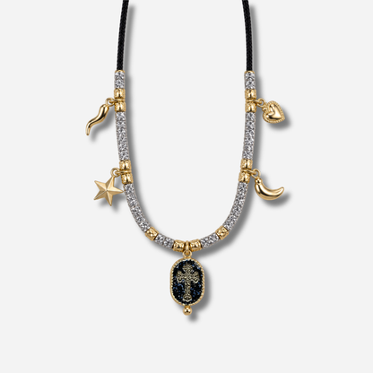 ALT : Collier Palombaggia Croix Noir Amadrina avec médaillon croix dorée sur fond noir pailleté
