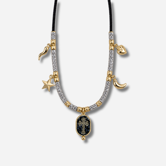 ALT : Collier Palombaggia Croix Noir Amadrina avec médaillon croix dorée sur fond noir pailleté
