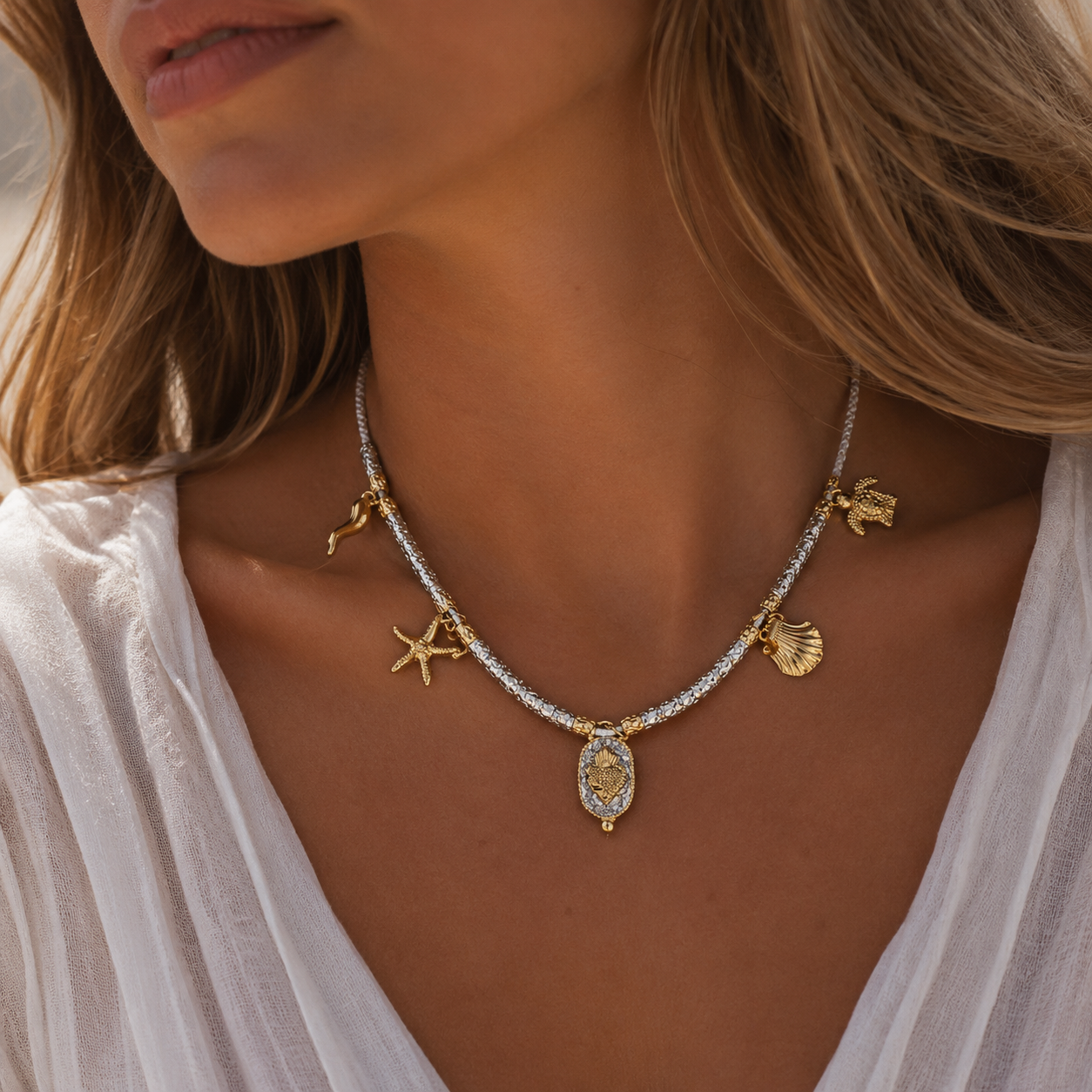Collier Palombaggia Ex Voto Argent Amadrina en acier doré 18K avec cristaux argentés, Ex Voto central et pampilles marines