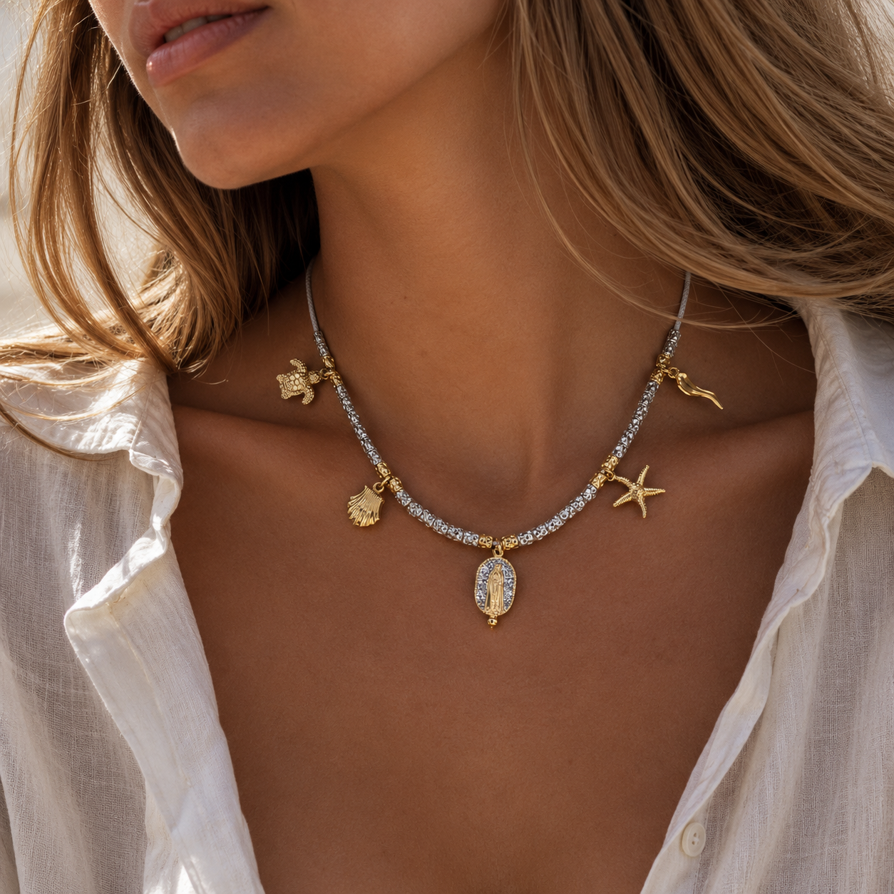Collier Palombaggia Madone Argent Amadrina en acier doré 18K avec cristaux argentés, Madone centrale et pampilles marines