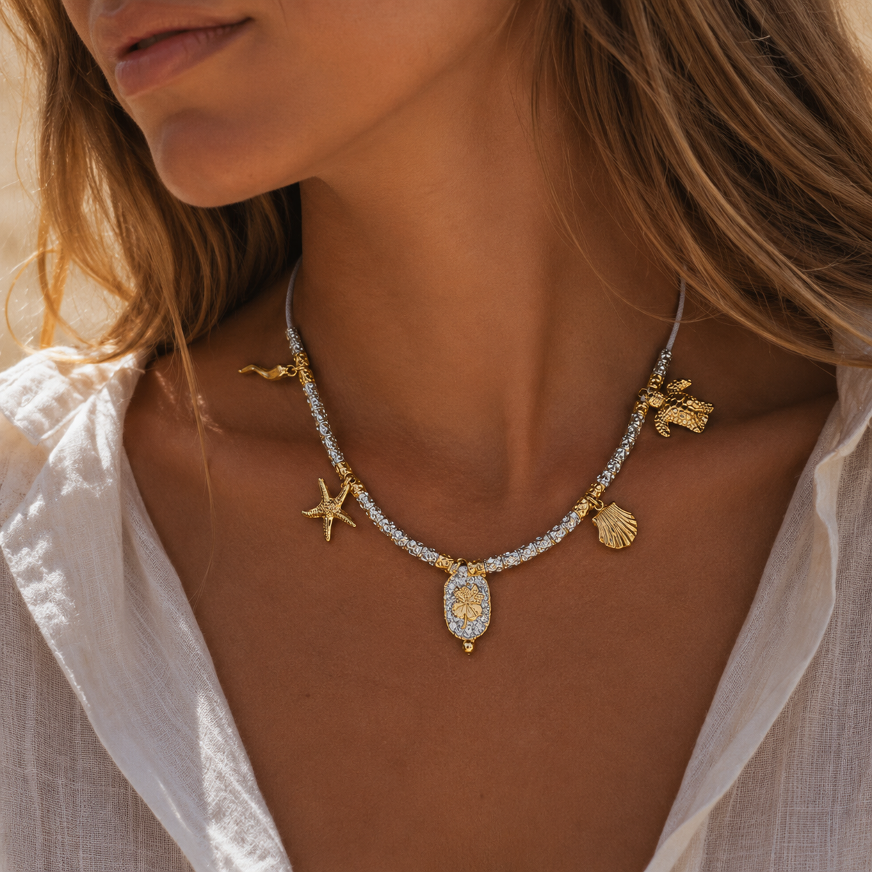 Collier Palombaggia Trèfle Argent Amadrina en acier doré 18K avec cristaux argentés, trèfle porte-bonheur et pampilles marines