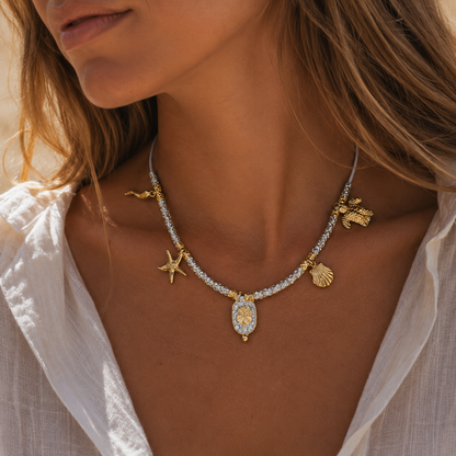 Collier Palombaggia Trèfle Argent Amadrina en acier doré 18K avec cristaux argentés, trèfle porte-bonheur et pampilles marines