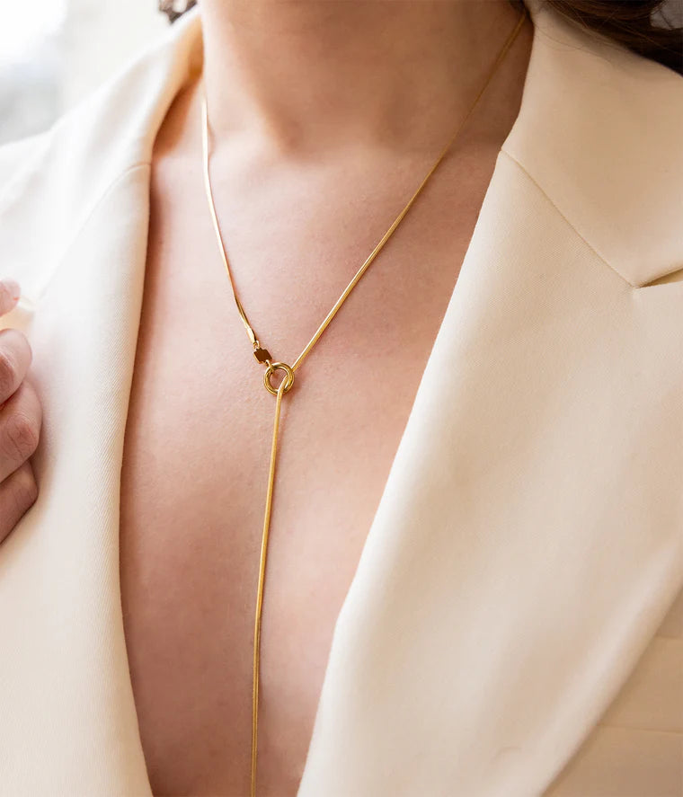 Collier Paolo Zag porté bijou doré minimaliste et moderne
