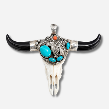 Pendentif Harpo PE344 en argent 925 représentant une tête de buffle ornée de turquoises véritables, corail et détails artisanaux inspirés de l’art amérindien.