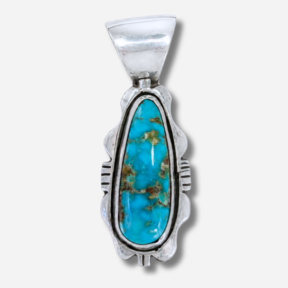 Pendentif Harpo PE661 en argent 925 serti d’une turquoise naturelle allongée aux nuances bleues et veines minérales, inspiré de l’art Navajo.