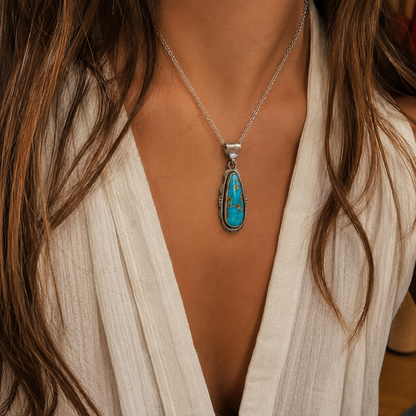Pendentif Harpo PE661 en argent 925 serti d’une turquoise naturelle allongée aux nuances bleues et veines minérales, inspiré de l’art Navajo.