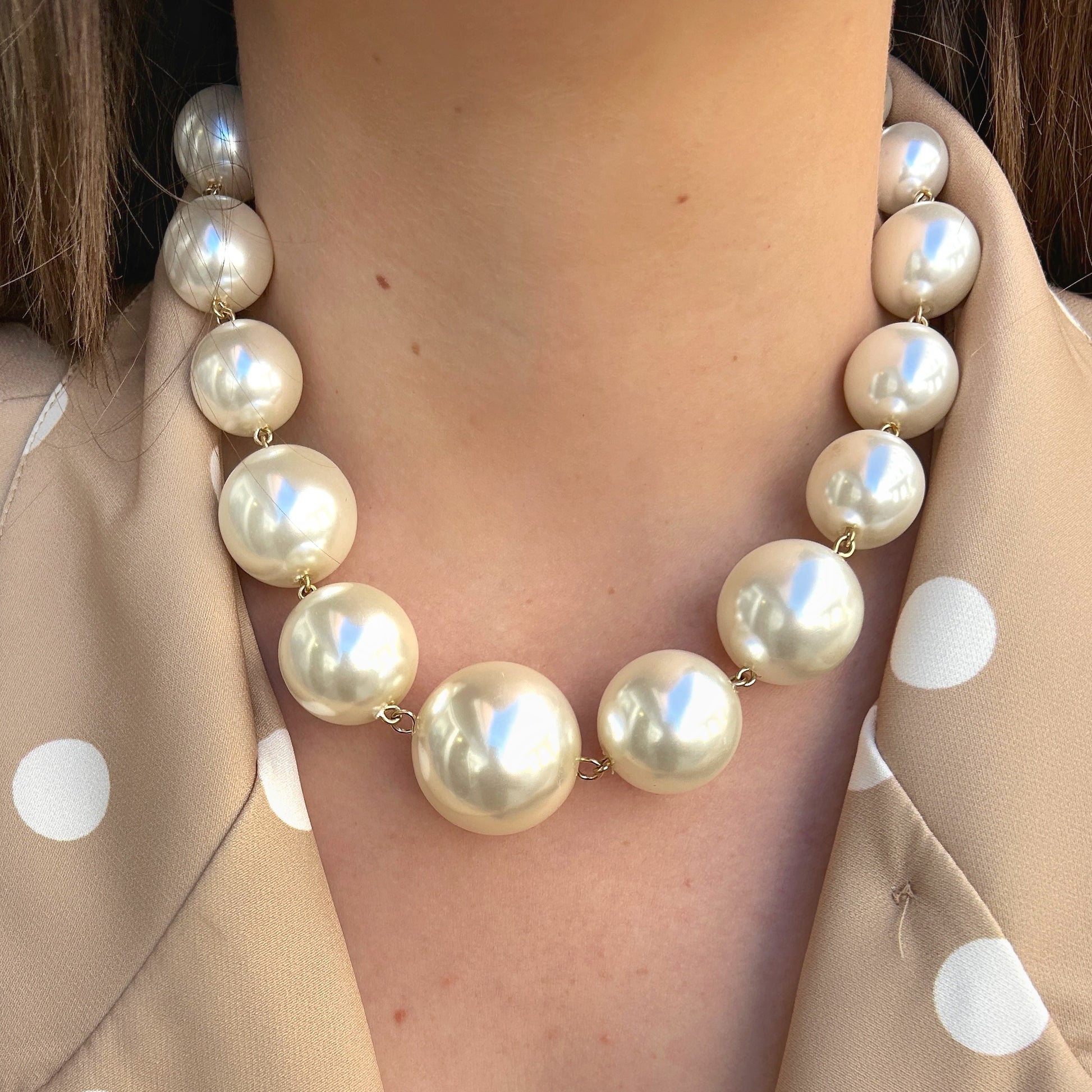Collier grosses perles nacrées Francine Bramli Paris porté