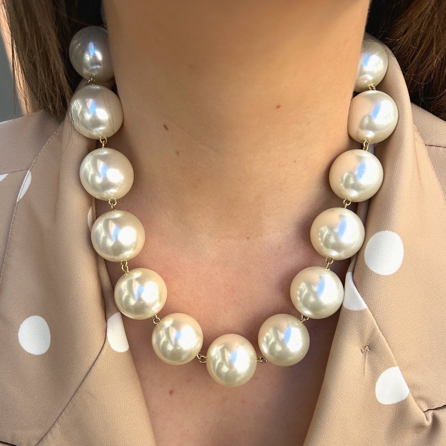 Collier perles nacrées taille moyenne Francine Bramli Paris porté