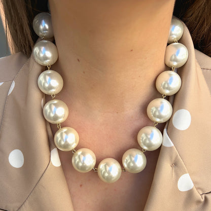 Collier perles nacrées taille moyenne Francine Bramli Paris porté